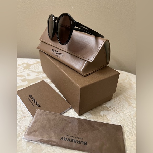 Burberry Authentic Sunglasses Full Inclusion NWT - Picture 1 of 8
